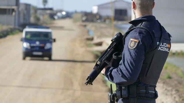 El policía herido en Sevilla por un disparo está grave pero estable tras ser operado
