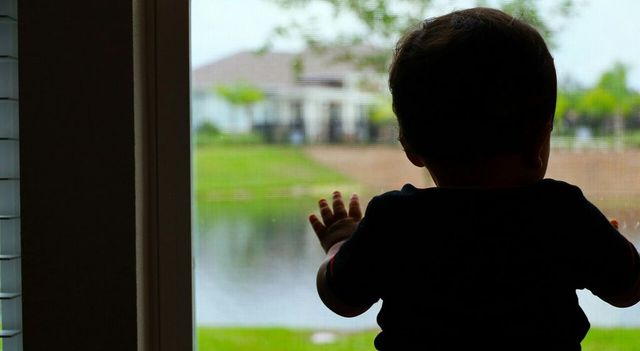 Bimbo di tre anni precipita da finestra, è gravissimo