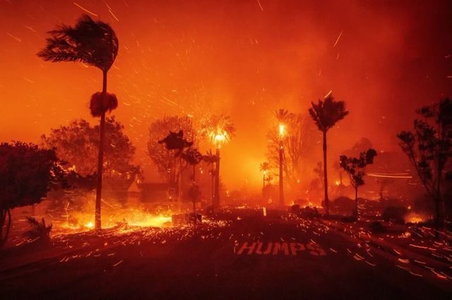 Incendiu violent în Los Angeles: 30.000 de oameni au fost evacuați