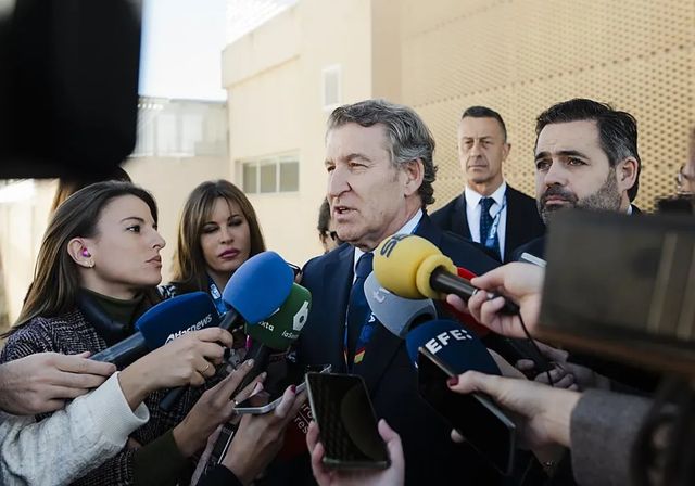 Feijóo recrimina a Sánchez haber perdido «la dignidad» por «implorar» a Junts