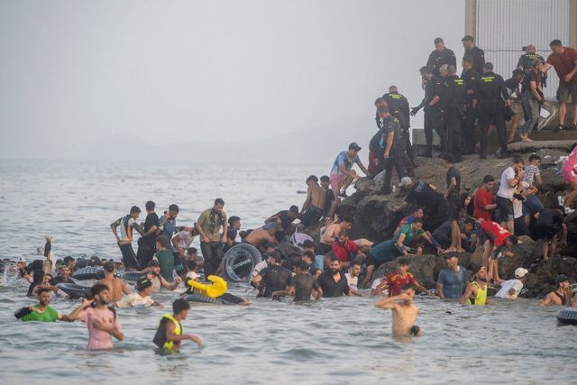 Zeci de mii de migranți s-au întors în mod voluntar în Maroc după ce au trecut pe teritoriul spaniol Ceuta