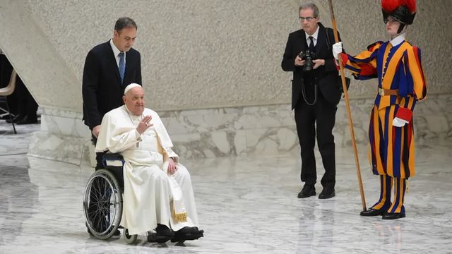 Vaticano, Papa raffreddato non legge la catechesi