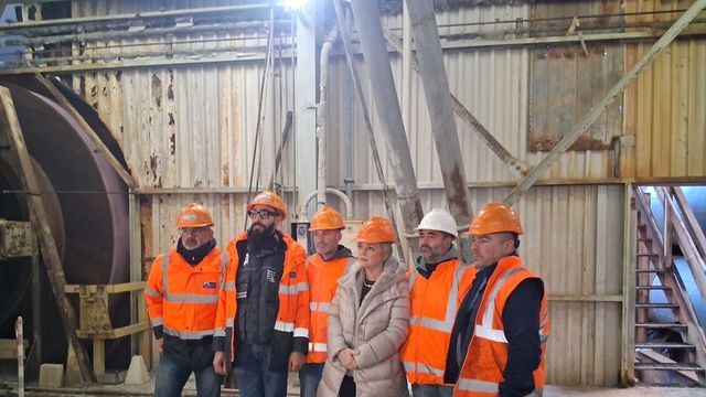 Impegno del governo, gli operai di Eurallumina scendono dal silo