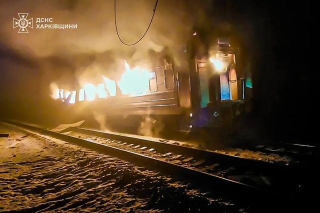 Zelenski condamnă atacul cu drone asupra unui tren de pasageri în regiunea Harkov