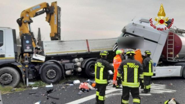 Incidente fra camion in A14 in Romagna, muore operaio di un cantiere