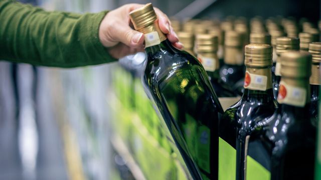 При разкриването на нелегален цех за зехтин в село Житен са задържани седем тона зехтин без марка