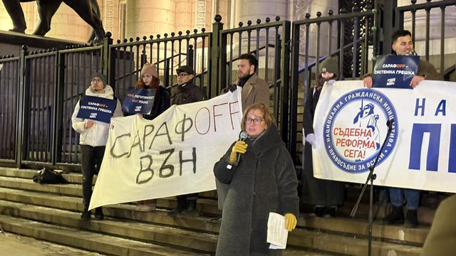 Протестиращи искат оставката на Борислав Сарафов като изпълняващ функциите главен прокурор
