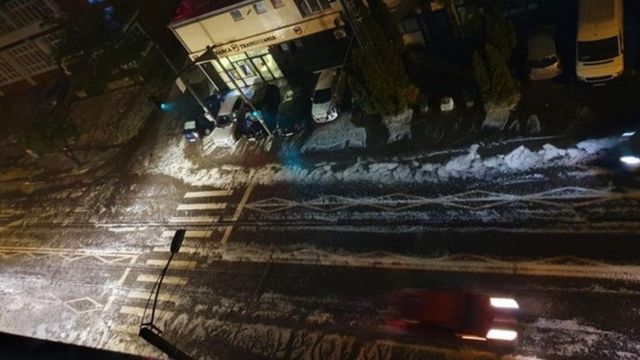 Strazile din Cluj-Napoca, ingropate in gheata, dupa o ploaie torentiala cu grindina