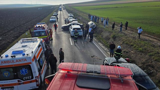 Accident cu șapte mașini implicate în județul Covasna: cinci persoane, între care un copil, au ajuns la spital