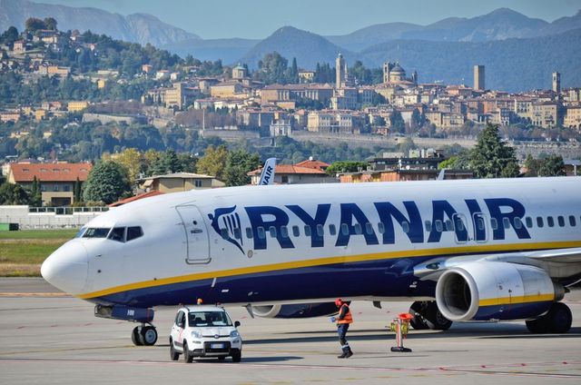 Un avion pe ruta Londra-București a aterizat de urgență la Budapesta, din cauza unui pasager