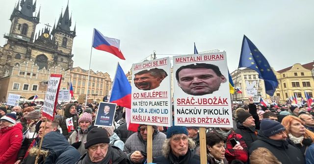 Centrum Prahy se chystá na akci za Pavla, objevují se první vlajky a transparenty