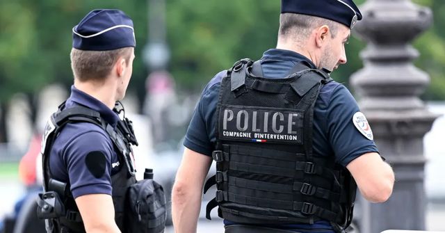 Řidič na francouzském ostrově najel do lidí, zraněných je několik