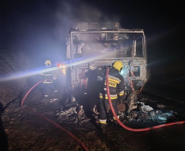 Un camion cu 24 de tone de cereale a luat foc în raionul Taraclia