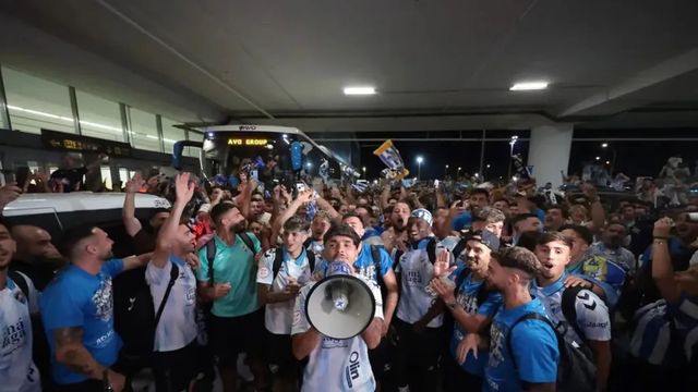 Épico recibimiento a los jugadores del Málaga por su ascenso