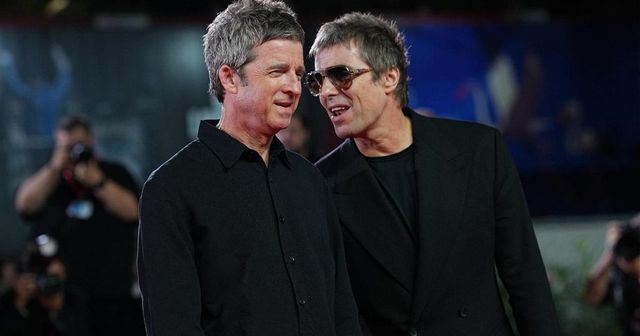 Gli Oasis verso il concerto a Roma, l'indizio social con una clip a Trastevere