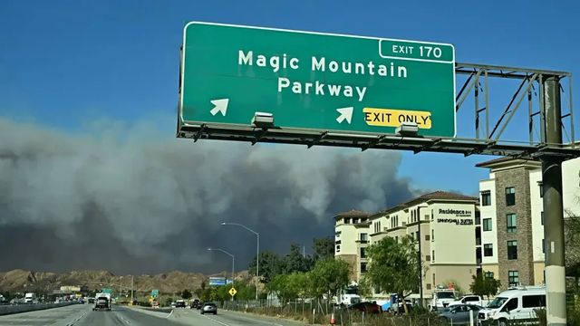 Nuovo vasto incendio scoppiato a nord di Los Angeles