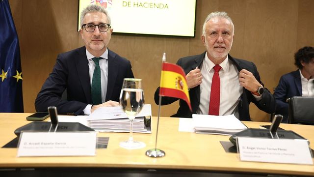 Hacienda cierra el grifo del gasto a las comunidades autónomas mientras lo mantiene para el Gobierno