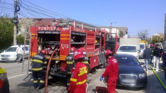 Un grajd de cai, un depozit de furaje și un parc auto în flăcări în Buzău