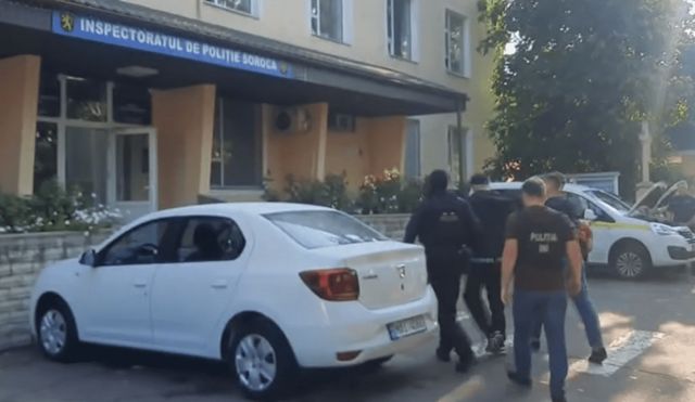 Droguri, vândute într-un magazin cu carne, la Soroca: Polițiștii au descins cu percheziții și au reținut trei suspecți