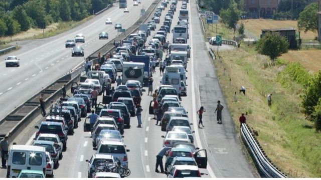 Pullman turisti su guardrail in A1, un morto e 15 feriti