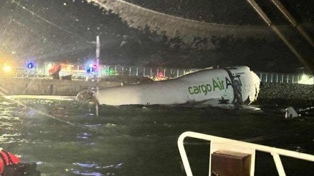 Aereo cargo esce di pista a Hong Kong, un morto e un ferito