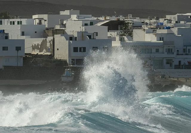 Emergencias trabaja en el rescate de cuatro personas tras caer al mar en la costa de Yaiza, Lanzarote