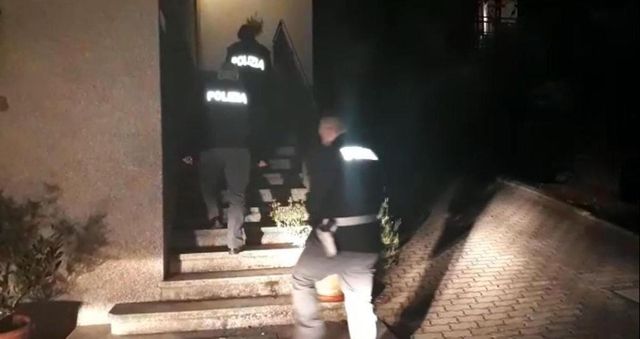 Arruolava giovani per azioni terroristiche, arrestato