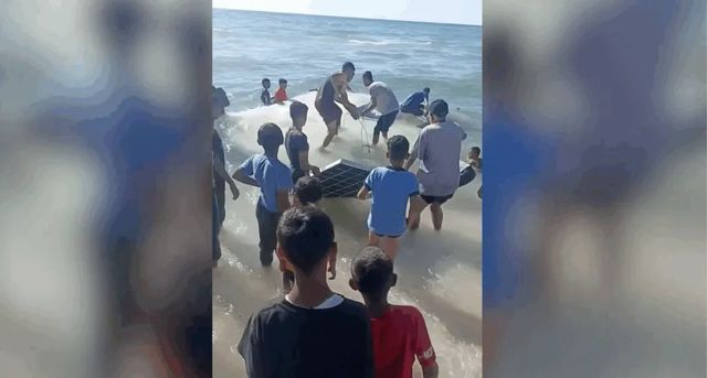 Gaza, i resti di una delle barche della Flotilla raggiungono la Striscia
