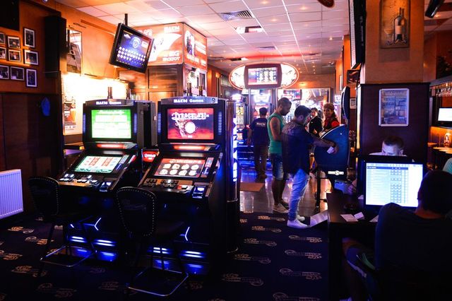 Alfred Simonis: Primăriile care închid sălile de jocuri de noroc vor primi bani pentru școli