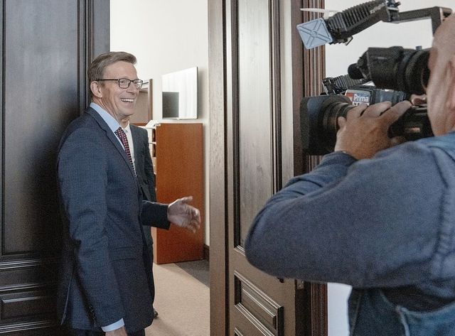 Na Fialovu vládu kvůli rozpočtu naléhají prezident i vlastní poslanci