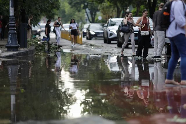 Fenomene meteo extreme. Mesaje RoAlert pentru locuitorii din București și Ilfov