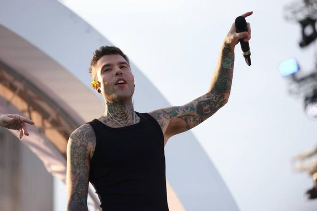 Fedez ancora ricoverato, di nuovo in sala operatoria