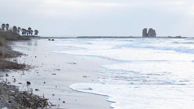 Ladispoli, donna muore sbattuta sugli scogli dalle onde: ferita l’amica con lei