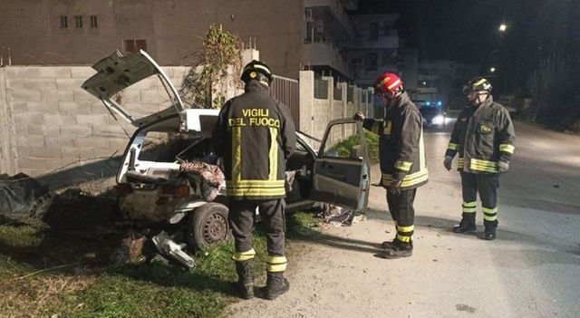 Con auto contro pilastro dopo compleanno, morti due 23enni