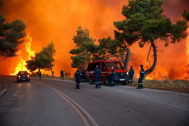 Pompierii români au luptat toată noaptea cu incendiile din Grecia