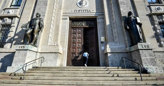 Cosparso di benzina minaccia di darsi fuoco davanti al Tribunale a Bergamo