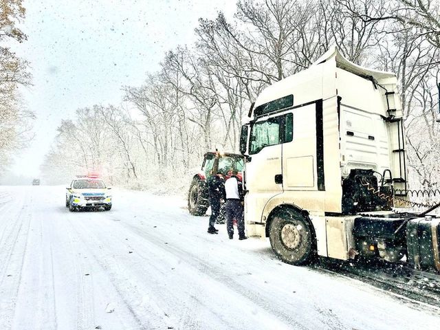 Mai multe camioane staționează pe carosabil din cauza ghețușului, informează Poliția