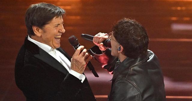 Sanremo, Gianni Morandi irrompe a sorpresa nel duetto di Tredici Pietro