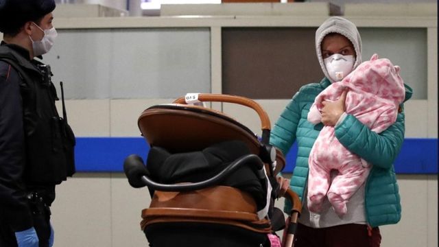 Doi părinți și-au abandonat copilul într-un aeroport, după ce au refuzat să cumpere bilet și pentru el