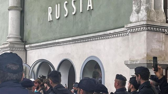 Biennale Venezia, la Commissione Ue ordina la revoca dei fondi dopo la riapertura del padiglione russo