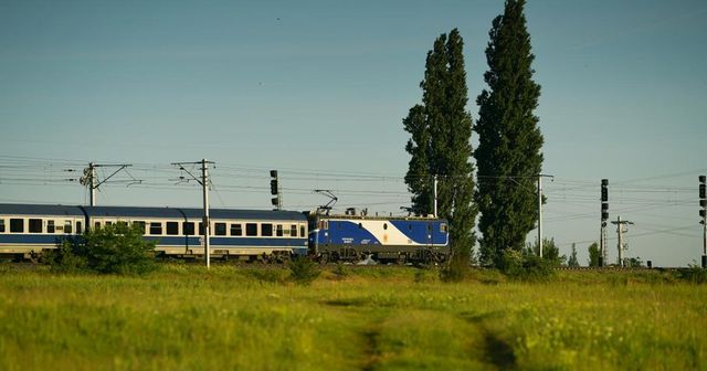 Două trenuri București-Constanța, blocate în Valu lui Traian din cauza unui incendiu de vegetație