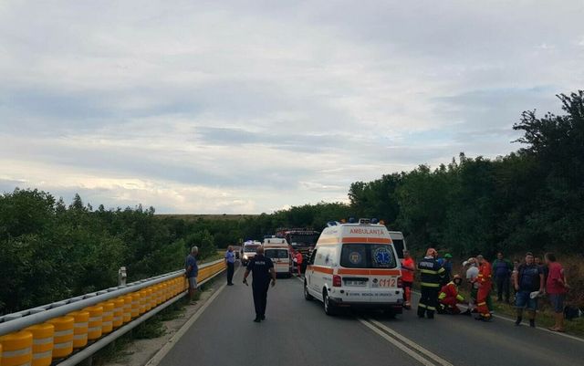 Ciocnire între un microbuz plin cu pasageri și o mașină, în Giurgiu: 20 de persoane implicate, planul roșu activat, traficul rutier oprit