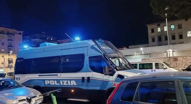 Disordini nel carcere di Bari, detenuti sequestrano un infermiere