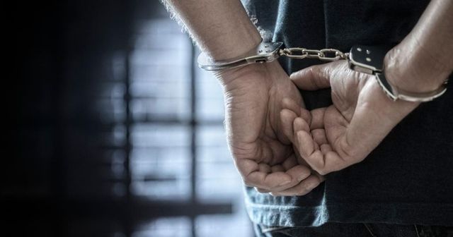 Învățător reținut pentru că a pălmuit două eleve