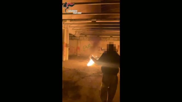 Quattro giovanissimi preparavano molotov, perquisizioni e sequestri