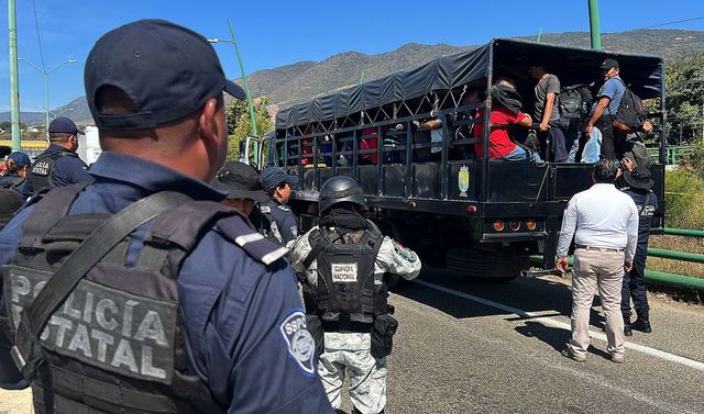 Peste 340 de migranți au fost găsiți în remorca abandonată a unui camion în Mexic