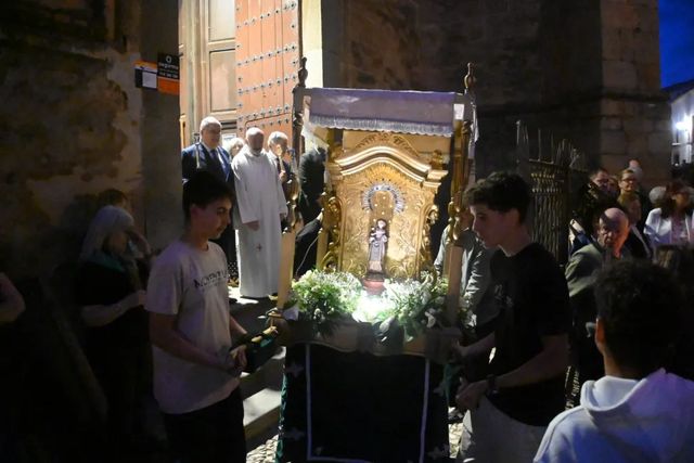 La 83 Velá de la Esperancita finalizó con la procesión y entronización de la Virgen