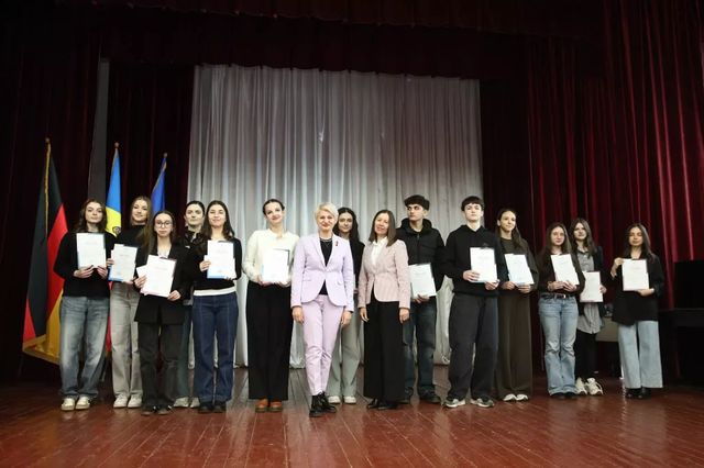72 de elevi premiați la Olimpiada Republicană de franceză și germană