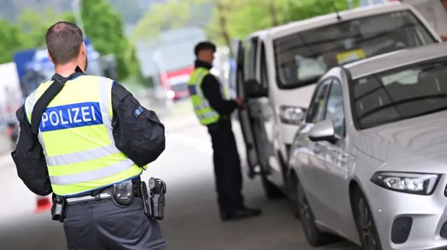 Rakousko prodlužuje o půl roku kontroly s Českem, ostrahu přenese od pohraničí