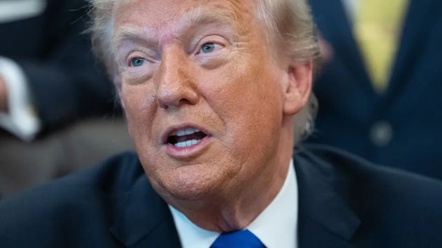 Trump anuncia que subirá los aranceles a coches y camiones de la Unión Europea al 25%
